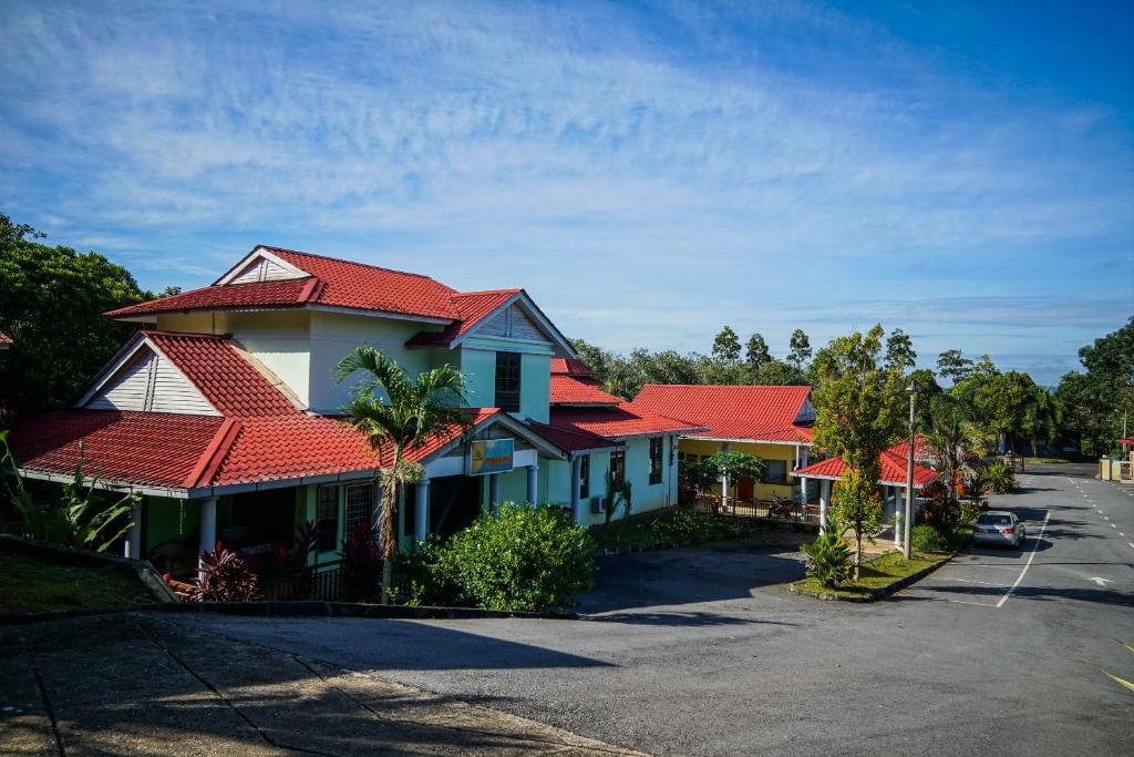 Une rangée de maisons avec des toits rouges dans une rue dans l'établissement OYO 44033 Terap Inn Kuala Nerang, à Kampong Raja
