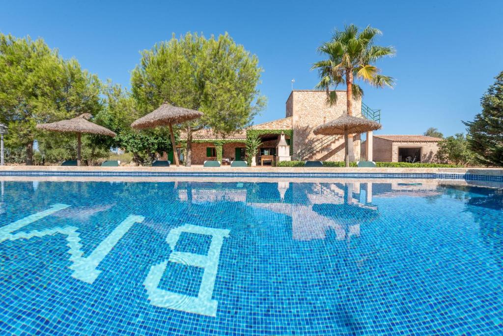 una piscina frente a una casa en Els Girasols en Campos