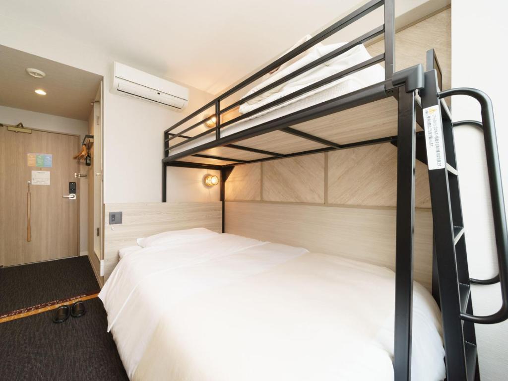 Postel nebo postele na pokoji v ubytování Super Hotel Umeda Higobashi