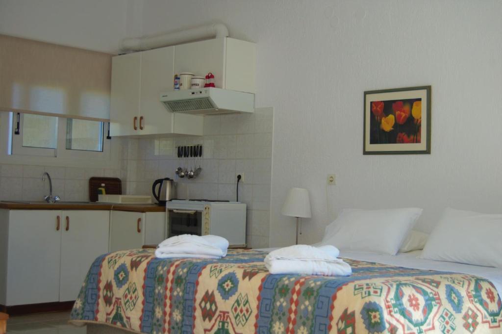 Postel nebo postele na pokoji v ubytování Odyssia Apartments