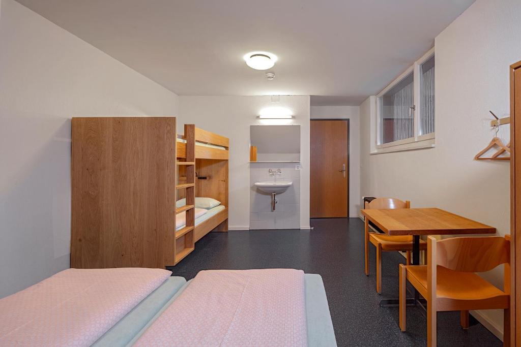 Postel nebo postele na pokoji v ubytování Baden Youth Hostel