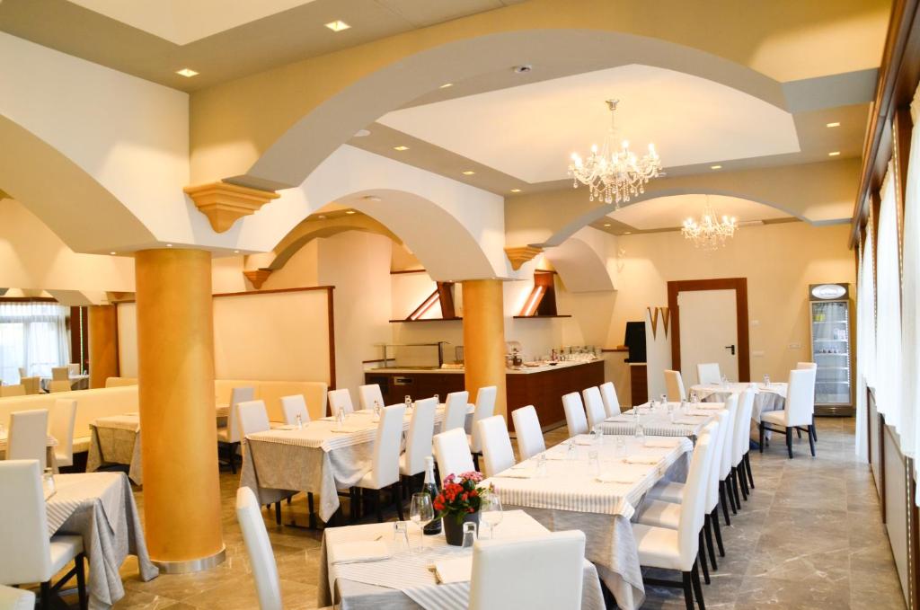 Reštaurácia alebo iné gastronomické zariadenie v ubytovaní Hotel Shangri-La