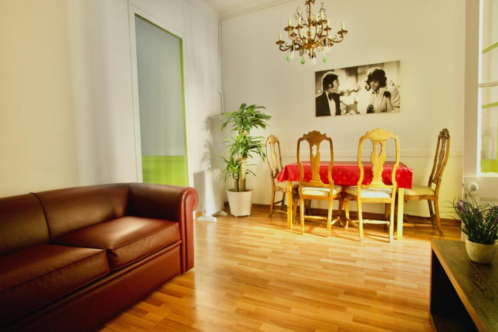 a living room with a couch and a table and chairs at Roberto & Elisenda in Barcelona