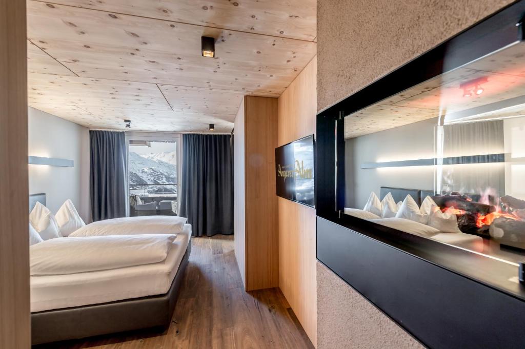 Postel nebo postele na pokoji v ubytování Hotel Angerer Alm