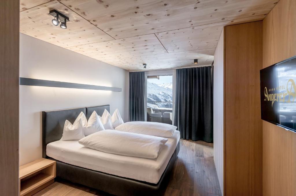 Postel nebo postele na pokoji v ubytování Hotel Angerer Alm