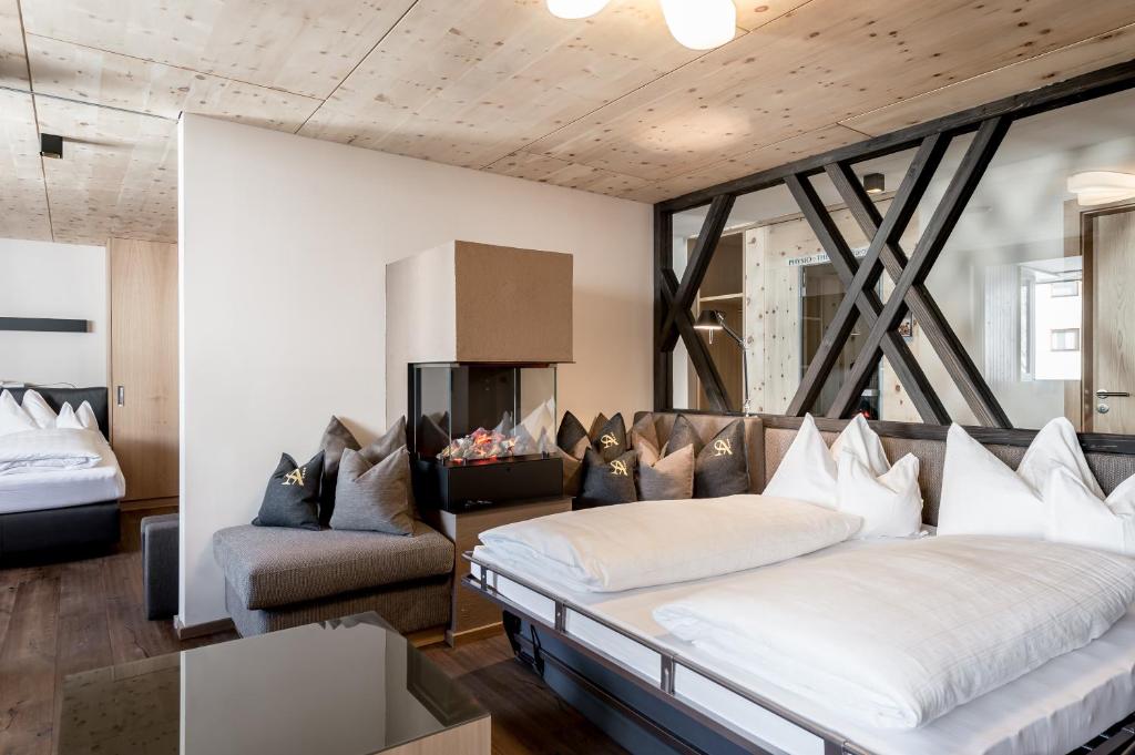 Postel nebo postele na pokoji v ubytování Hotel Angerer Alm
