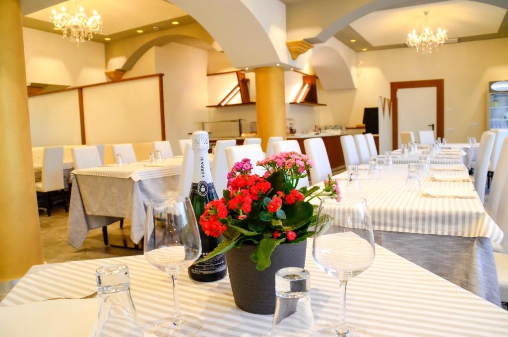 Reštaurácia alebo iné gastronomické zariadenie v ubytovaní Hotel Shangri-La