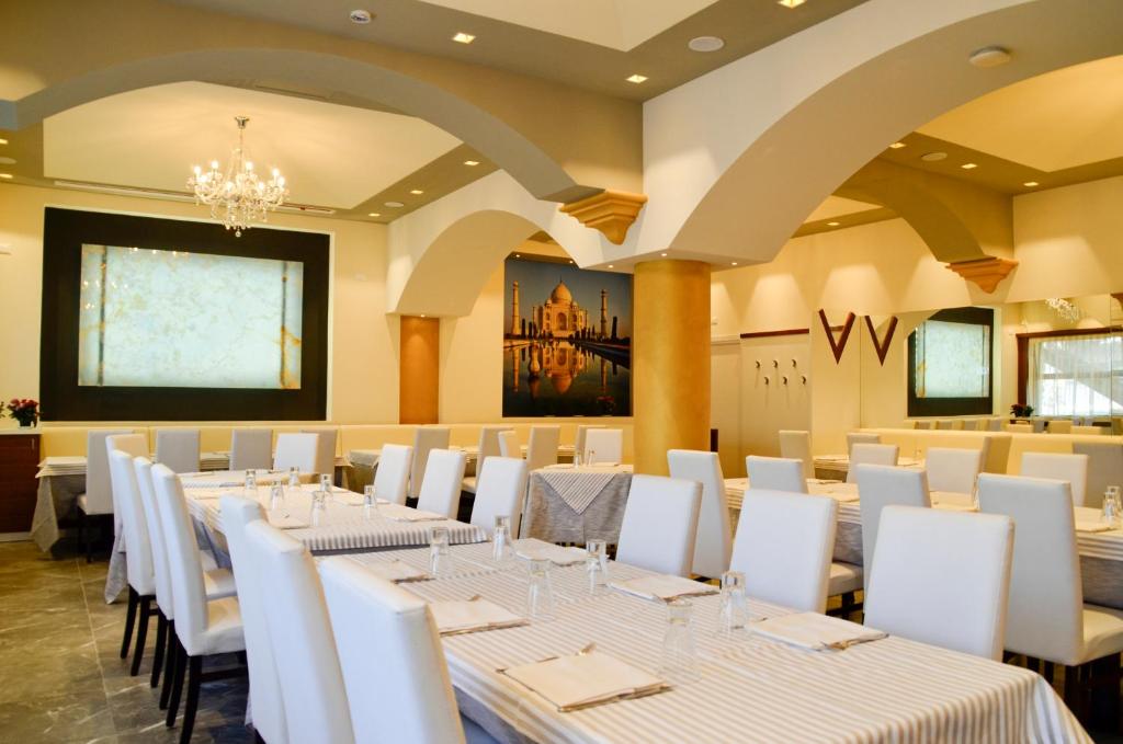 Reštaurácia alebo iné gastronomické zariadenie v ubytovaní Hotel Shangri-La