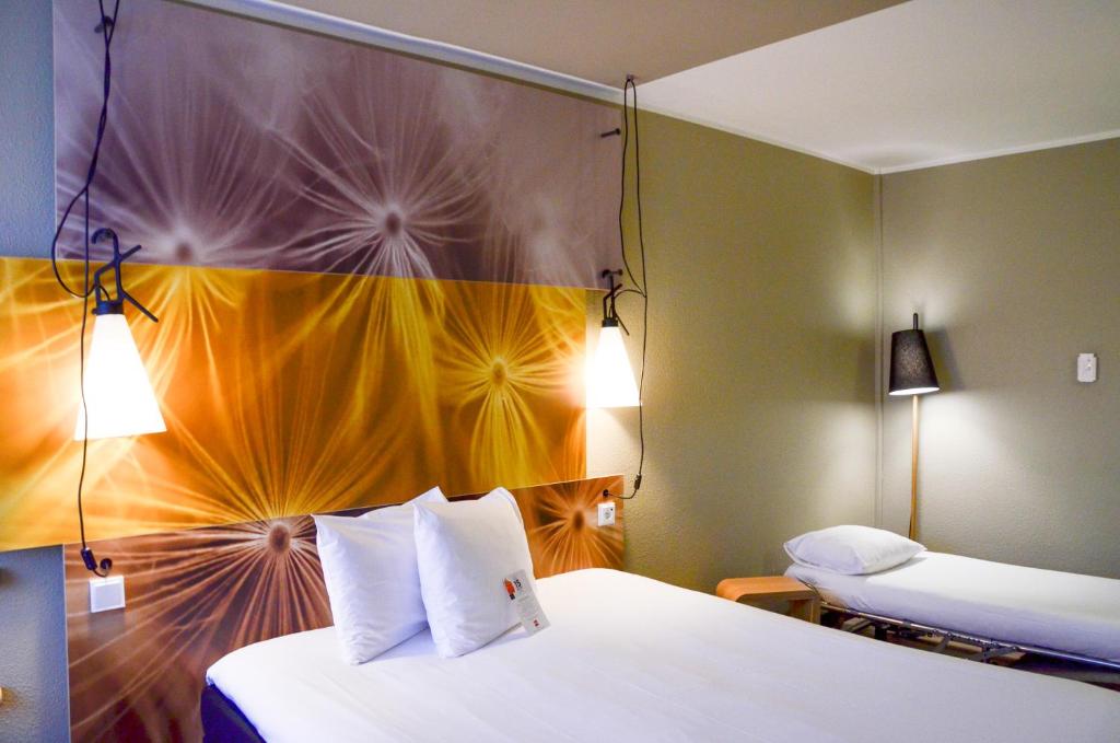 Cama ou camas em um quarto em ibis Hotel Frankfurt Airport