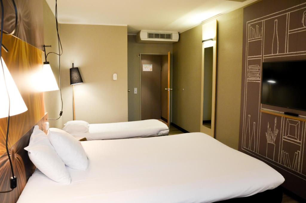 Cama ou camas em um quarto em ibis Hotel Frankfurt Airport