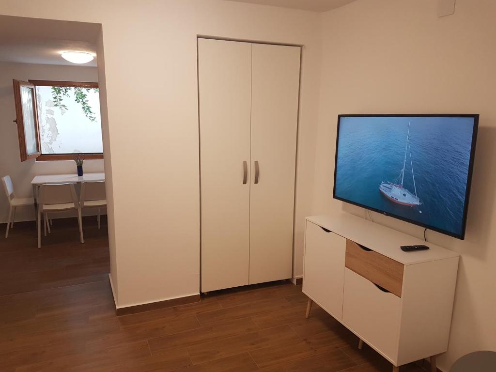 Televízia a/alebo spoločenská miestnosť v ubytovaní Apartments Jungic, Rab