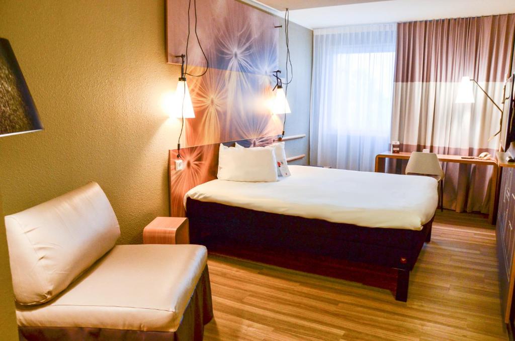 Cama ou camas em um quarto em ibis Hotel Frankfurt Airport