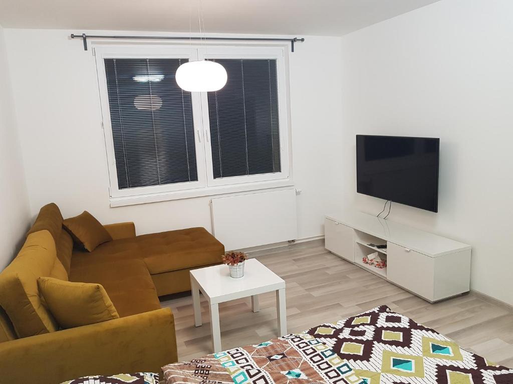 ein Wohnzimmer mit einem Sofa und einem TV in der Unterkunft 1+1 Znojmo in Znojmo