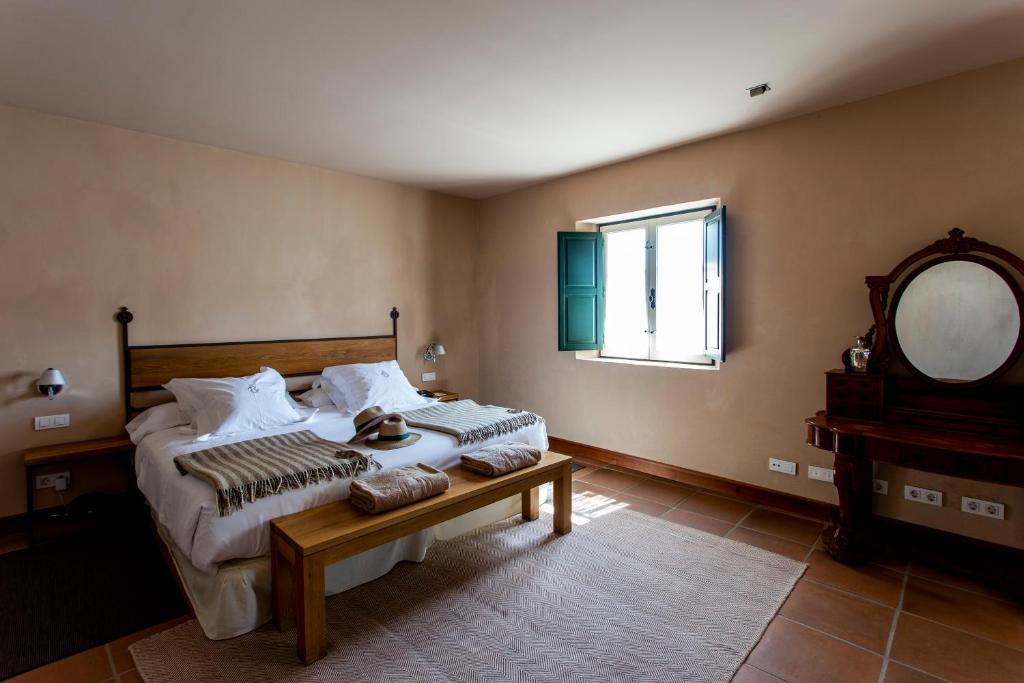 Postel nebo postele na pokoji v ubytování Hacienda Zorita Wine Hotel & Spa