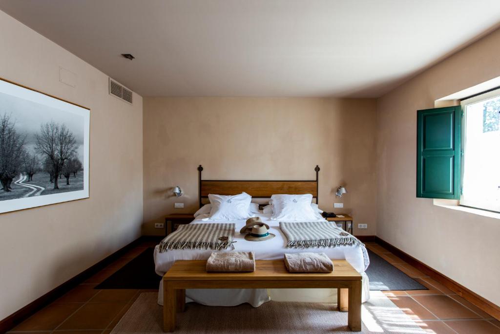 Postel nebo postele na pokoji v ubytování Hacienda Zorita Wine Hotel & Spa
