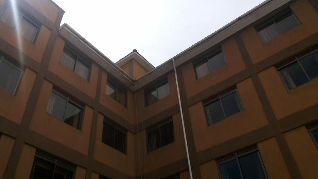 un edificio con una luz de la calle delante de él en Palema Crown Hotel, en Gulu
