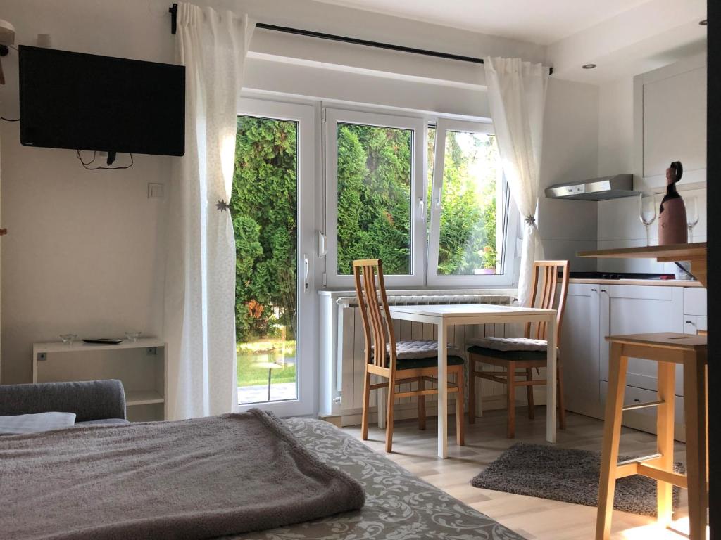 eine Küche und ein Esszimmer mit einem Tisch und Stühlen in der Unterkunft Apartments Nuna in Krapinske Toplice
