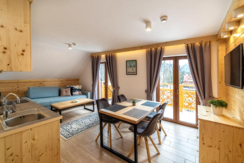 Televízia a/alebo spoločenská miestnosť v ubytovaní Villa Kaplowa Chata & SPA