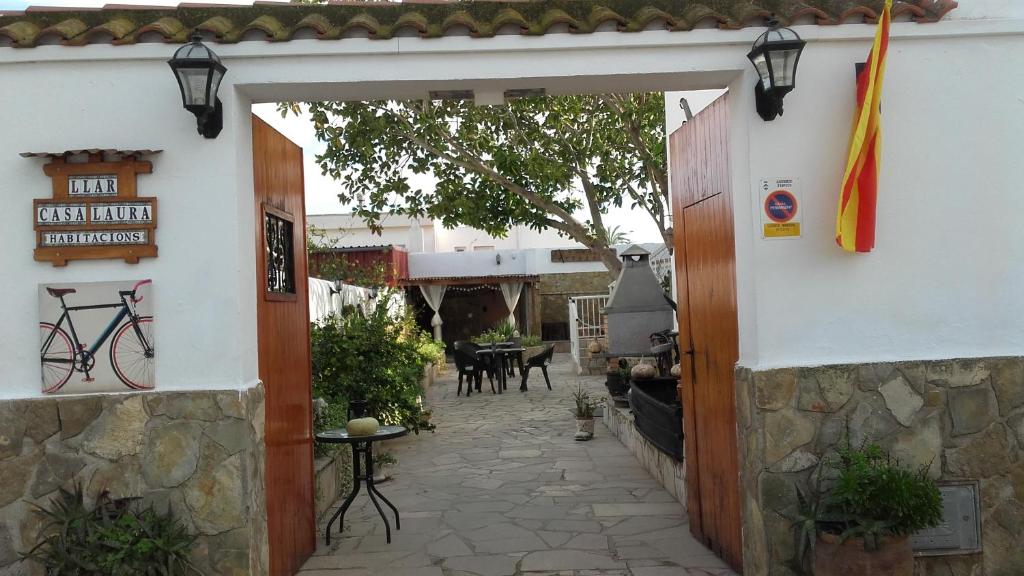 uma entrada para um edifício com uma passagem de pedra em CAN CALLAU em El Poblenou del Delta