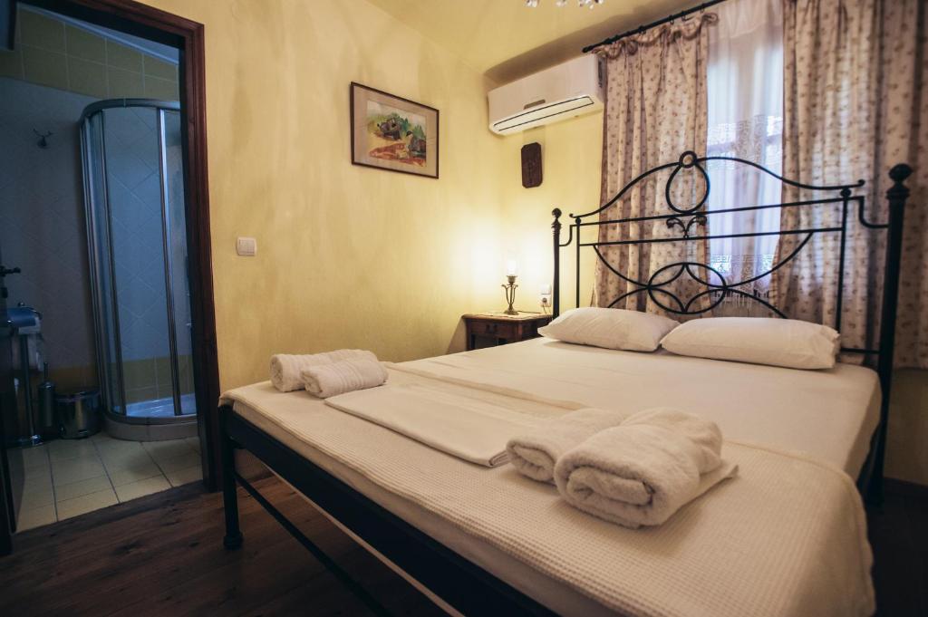 Postel nebo postele na pokoji v ubytování Ellis Full Guest House