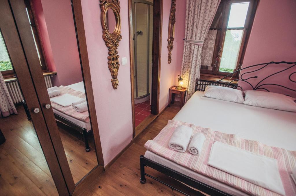Postel nebo postele na pokoji v ubytování Ellis Full Guest House