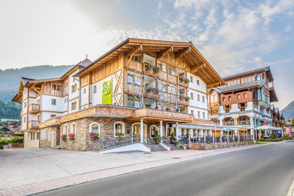 duży budynek po stronie ulicy w obiekcie Hotel Flachauerhof w mieście Flachau