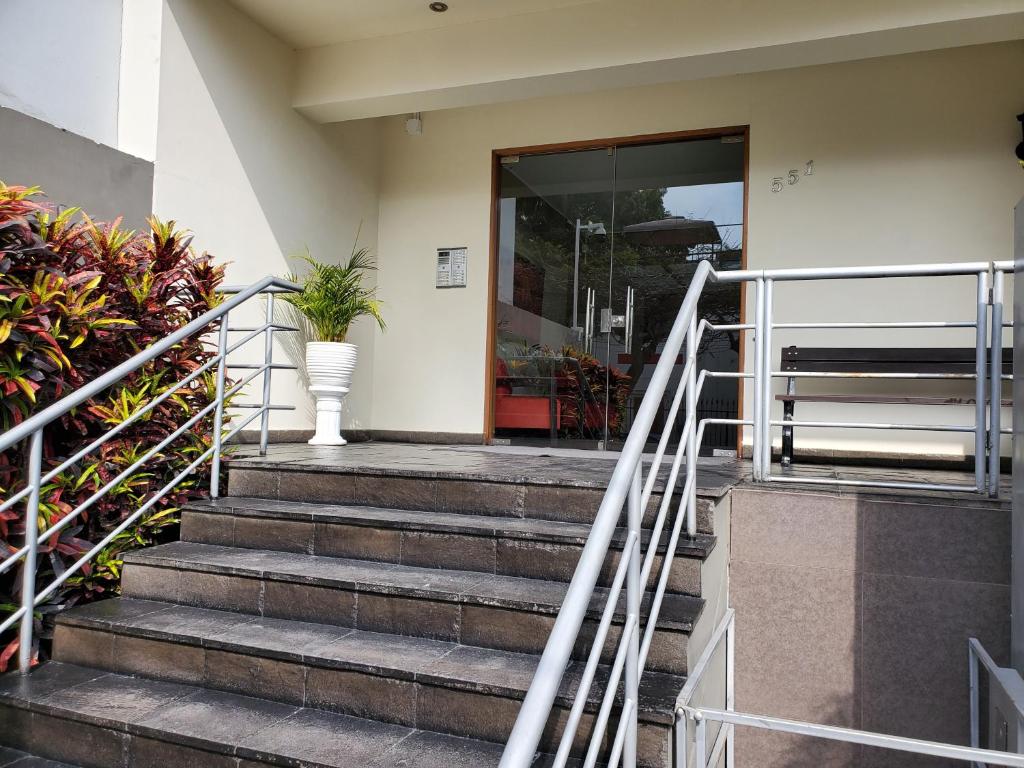 zestaw schodów prowadzących do drzwi z rośliną w obiekcie 4BR Quiet Apartment Miraflores Larcomar w mieście Lima