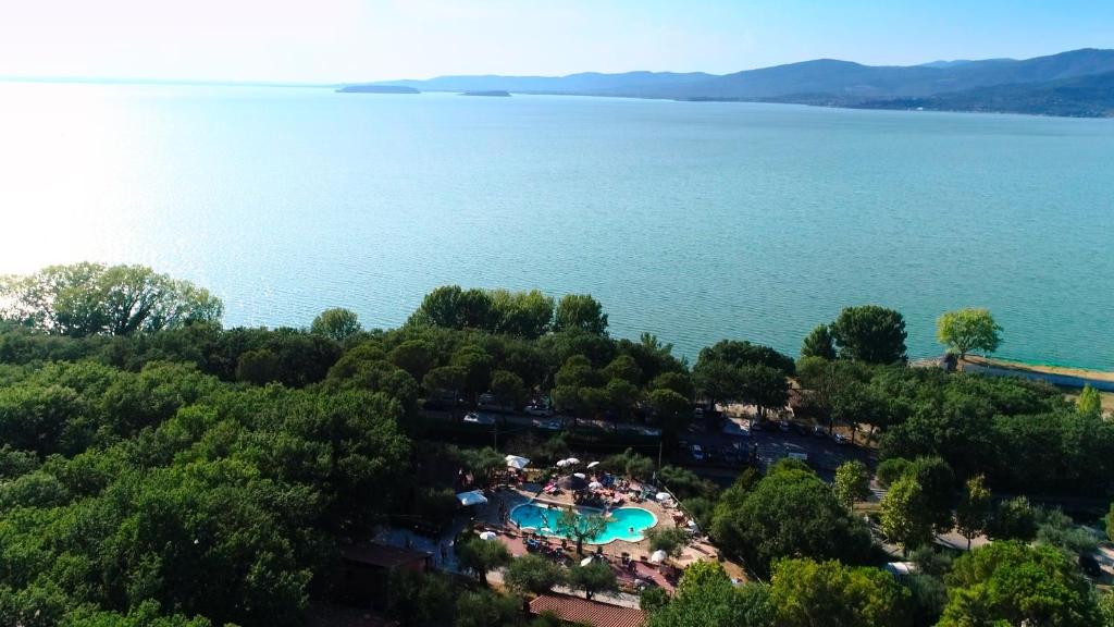 una vista aerea di un resort sulla riva di un lago di Cerquestra Camping Village a Monte del Lago