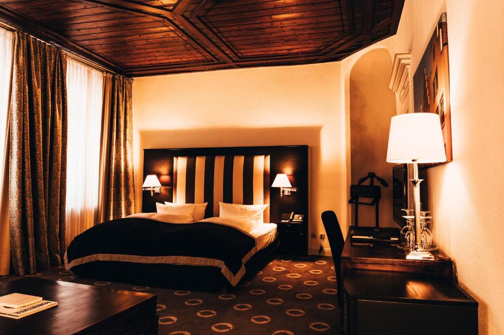 Postel nebo postele na pokoji v ubytování Romantik Hotel Walhalla