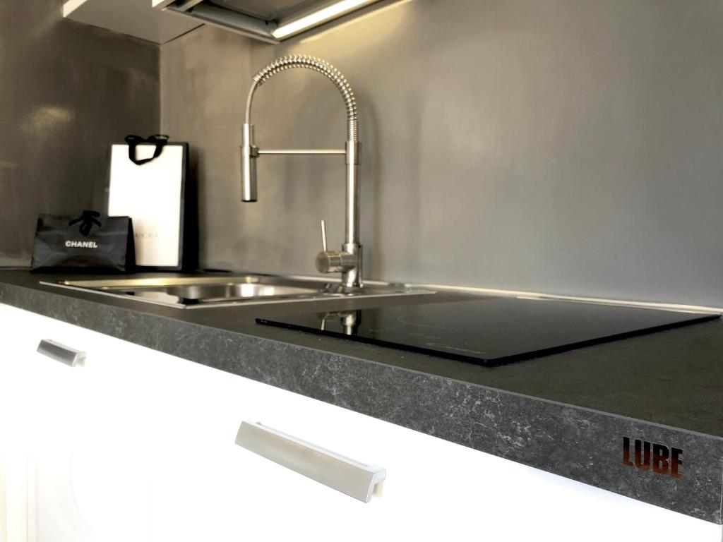 kuchnia ze zlewem i blatem w obiekcie Palace Fontana di Trevi loft w Rzymie