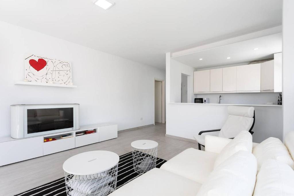 THE WHITE HEART HOUSE ATTIC SEA VIEW, Los Cristianos (updated prices