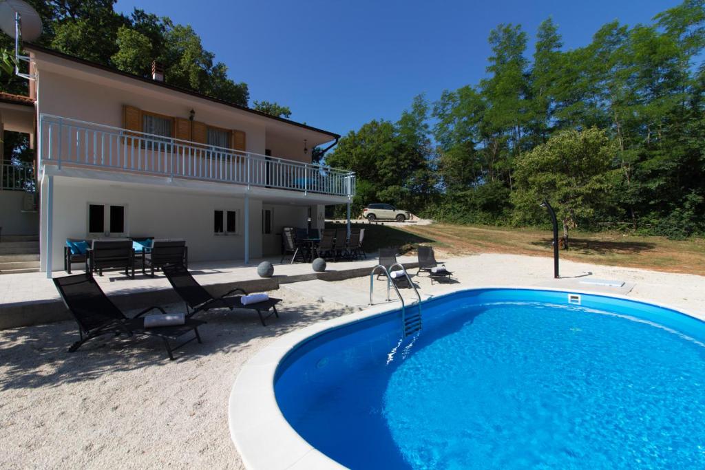 Fotografie z fotogalerie ubytování Charming villa Prisca with pool and nice view of the wood v destinaci Ružići