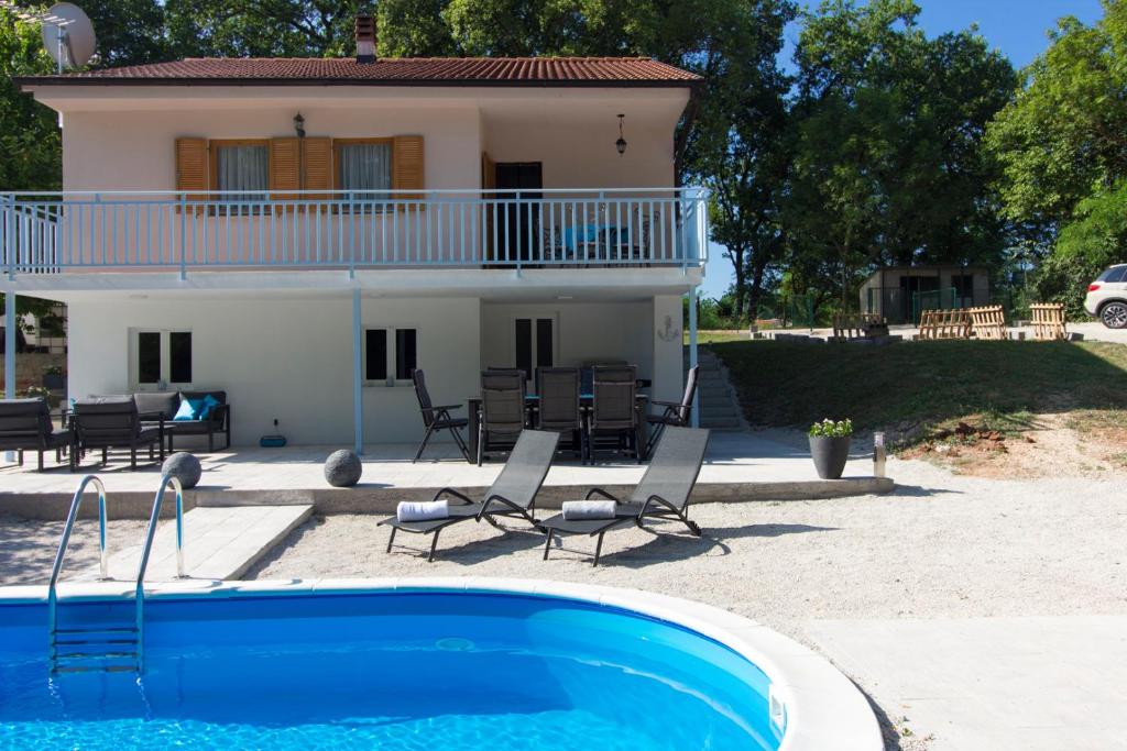 Fotografie z fotogalerie ubytování Charming villa Prisca with pool and nice view of the wood v destinaci Ružići