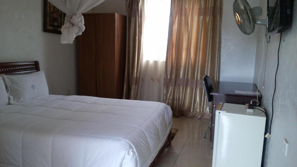 Postel nebo postele na pokoji v ubytování St Lira Hotel