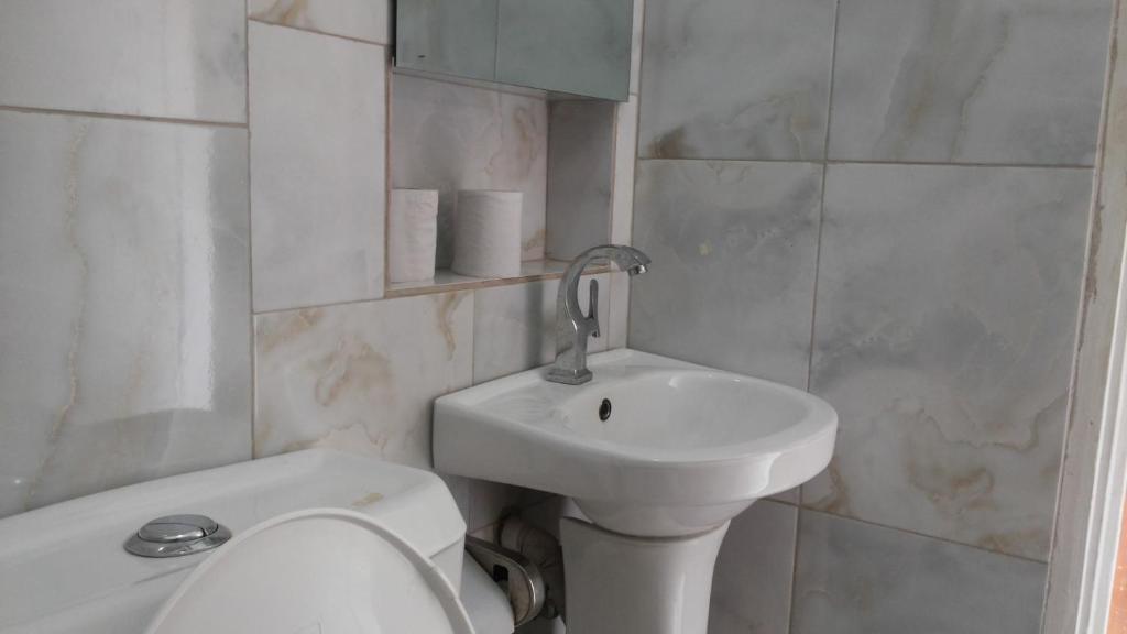 Koupelna v ubytování St Lira Hotel