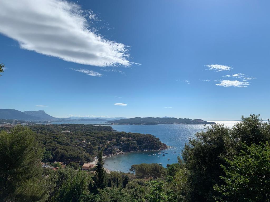 - une vue sur un lac depuis une colline arborée dans l'établissement Villa Kerjanus, à La Seyne-sur-Mer