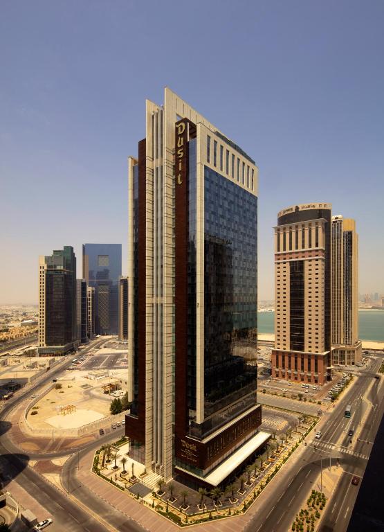 widok na miasto z wieloma wysokimi budynkami w obiekcie Dusit Doha Hotel w mieście Doha