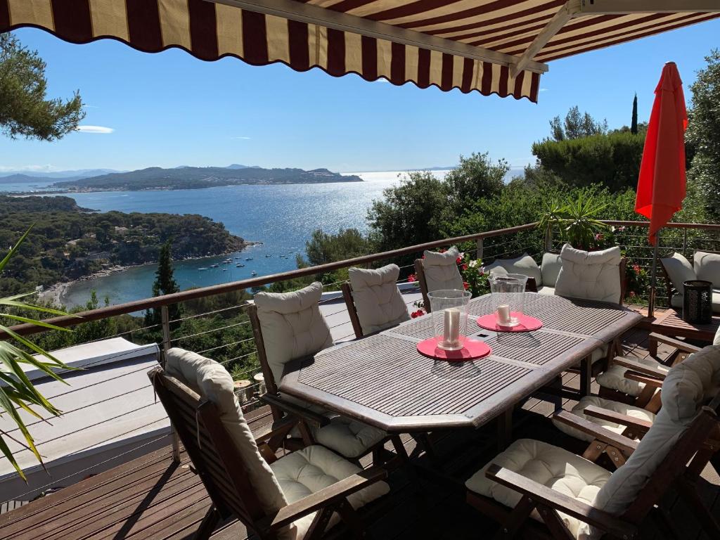 una mesa y sillas en una terraza con vistas al agua en Villa Kerjanus en La Seyne-sur-Mer