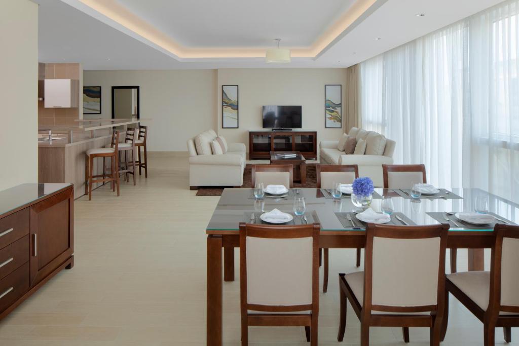 Kuchnia lub aneks kuchenny w obiekcie Dusit Doha Hotel