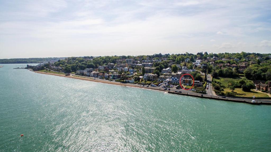 uma vista aérea de uma cidade ao lado da água em Seafront Quay West Apartments em Cowes