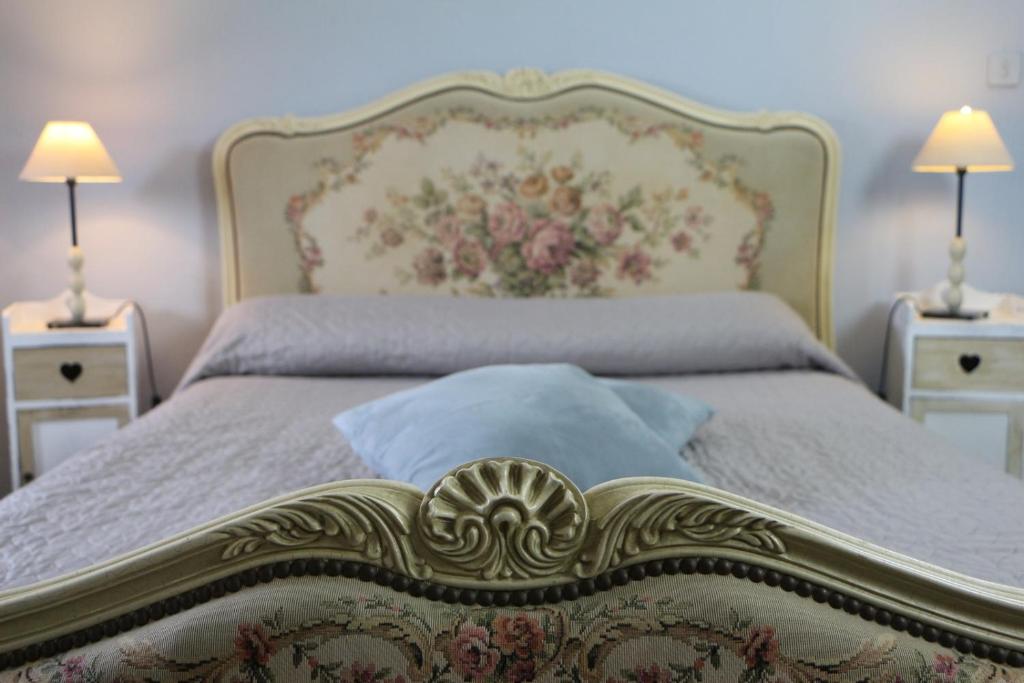 VignonetにあるChambre PEYROUTAS " CAMILLE" Vignonet St Emilionのベッドルーム1室(ベッド1台、ナイトスタンド2台付)