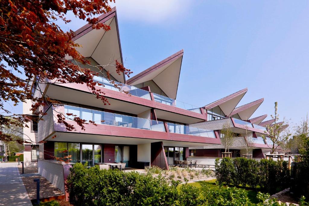 a building with a lot of windows at Upstalsboom Family Suiten und Lofts in Wyk auf Föhr