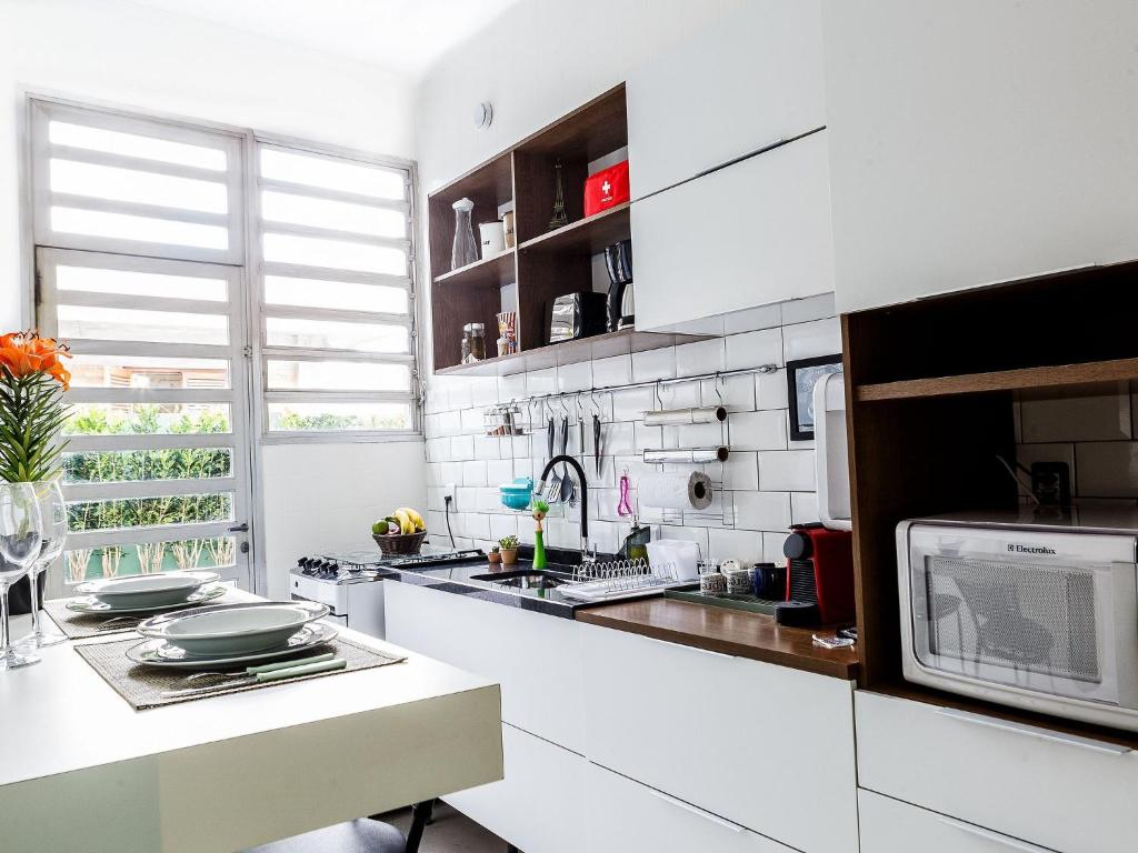 Kitchen o kitchenette sa Apartamento com quintal em Alto de Pinheiros