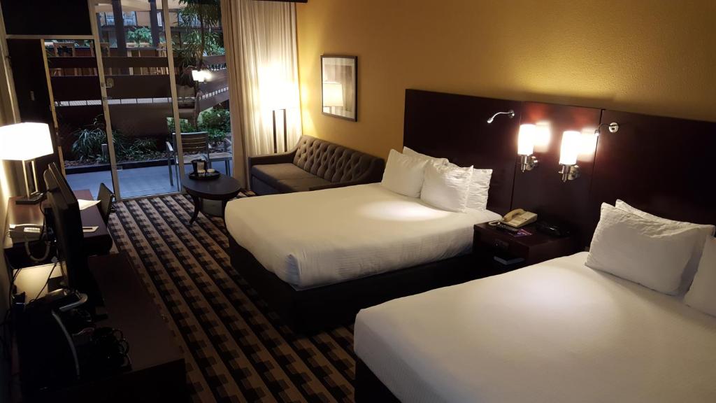 Postel nebo postele na pokoji v ubytování M Hotel Buffalo