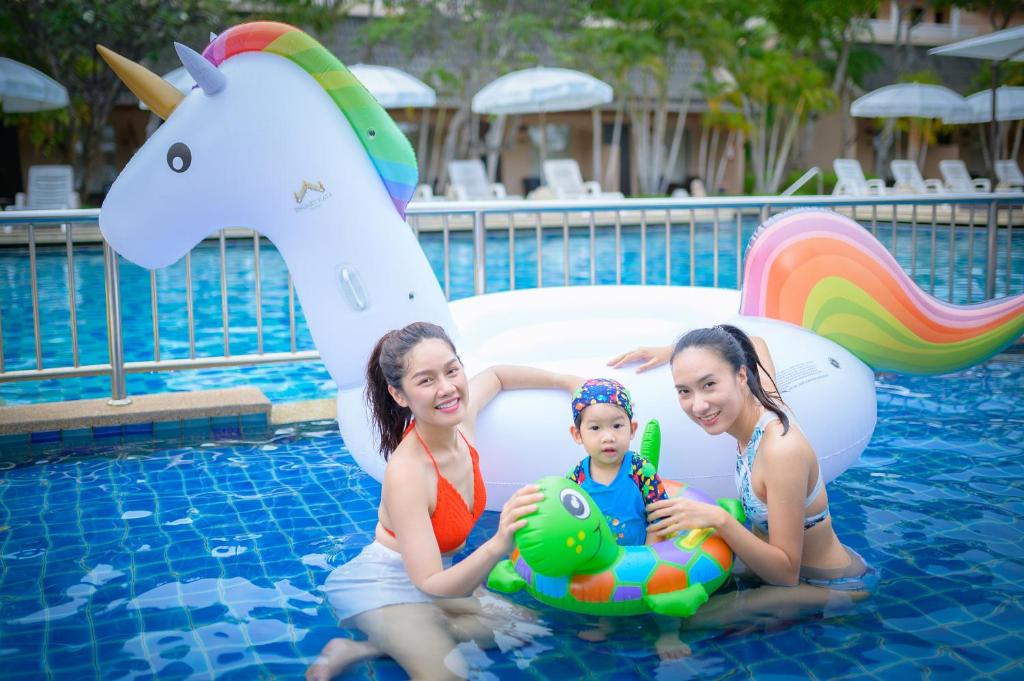 Bazén v ubytování Phuket Kata Resotel nebo v jeho okolí