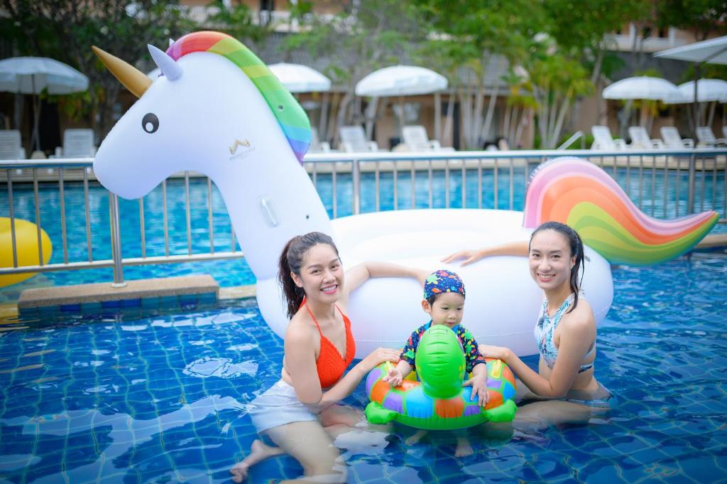 Bazén v ubytování Phuket Kata Resotel nebo v jeho okolí