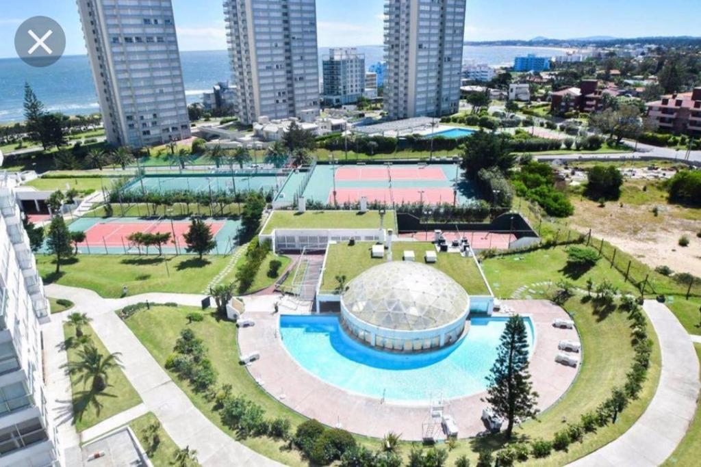 an aerial view of a park with a swimming pool and buildings at 6 personas FRENTE AL MAR- Complejo LINCOLN CENTER- Torre WASHINGTON in Punta del Este