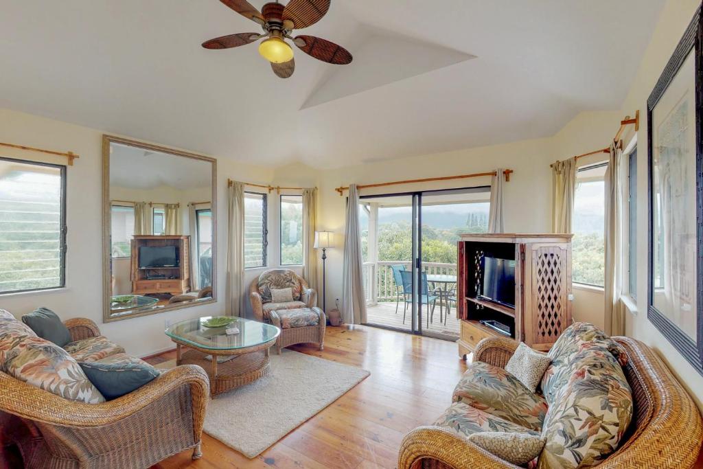 uma sala de estar com um sofá e uma televisão em Hanalei Bay Villas #33 em Princeville