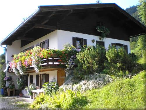 ein Haus mit Blumen auf der Seite in der Unterkunft Ferienhaus Dum in Leogang