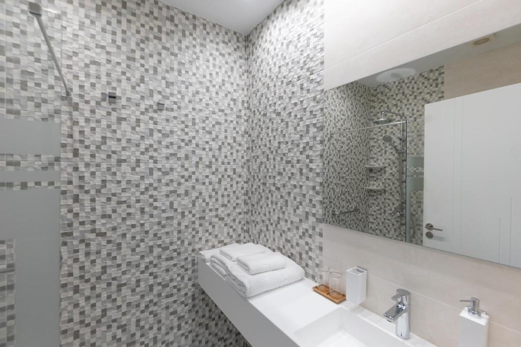 A bathroom at Sea Breeze Villas Lapa and Claca